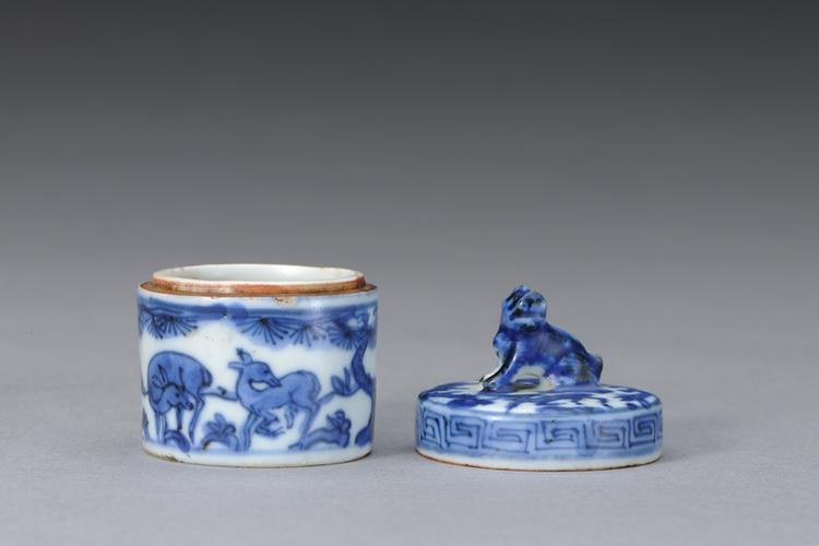 万历款青花松鹿图狮纽盖盒