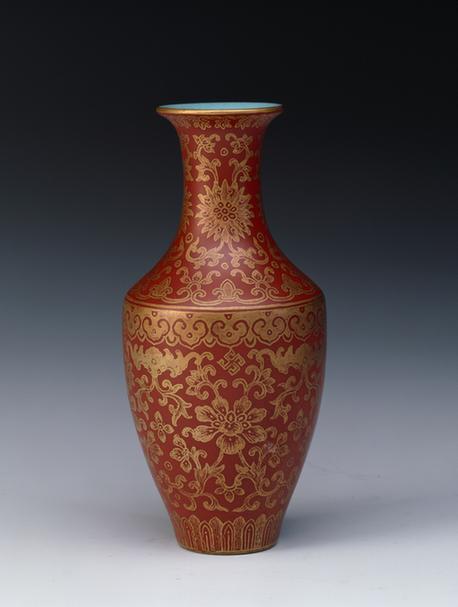 嘉庆款矾红地金彩缠枝莲纹瓶