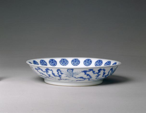 康熙款青花里团寿外云鹤纹盘