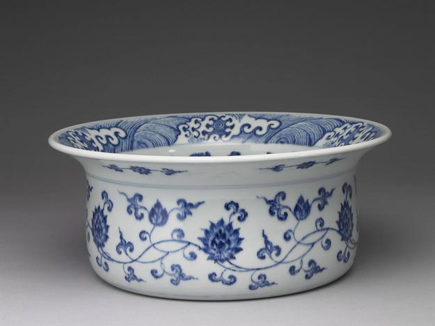 青花缠枝花卉纹折沿洗