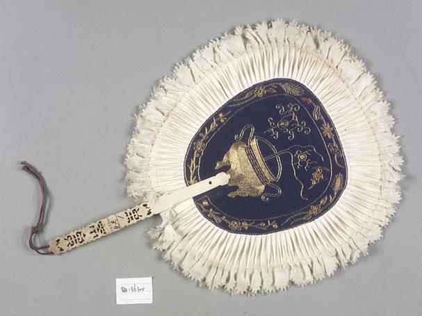 缎心绸边平金博古花卉图面骨柄团扇