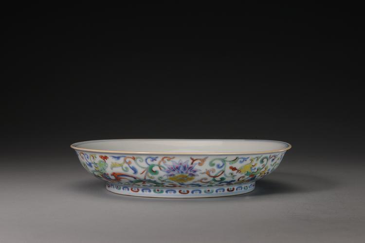 斗彩夔凤穿花纹盘