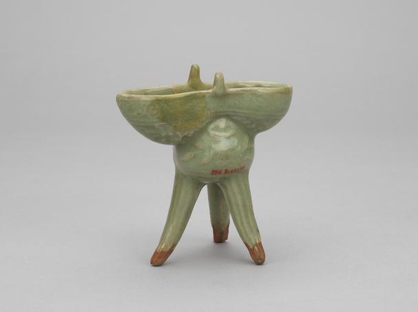 龙泉窑青釉凸花爵