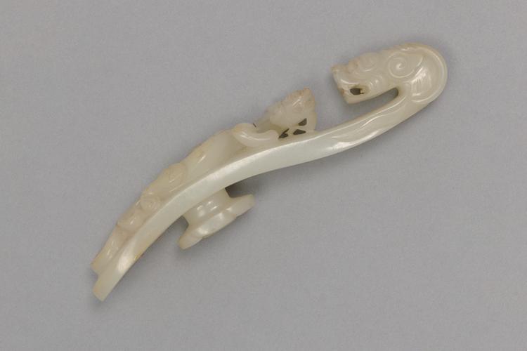 白玉浮雕蟠螭纹龙首带钩