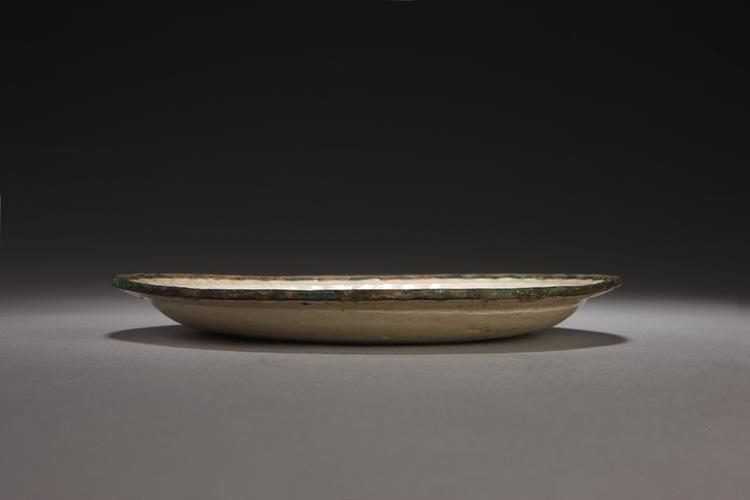 定窑白釉印花龟鹤仙人图菊瓣盘