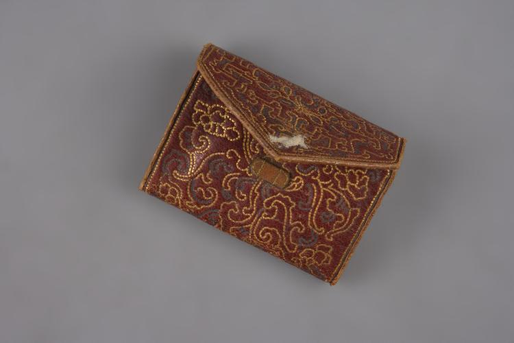 红色皮金线绣夔龙寿字荷包式火燫