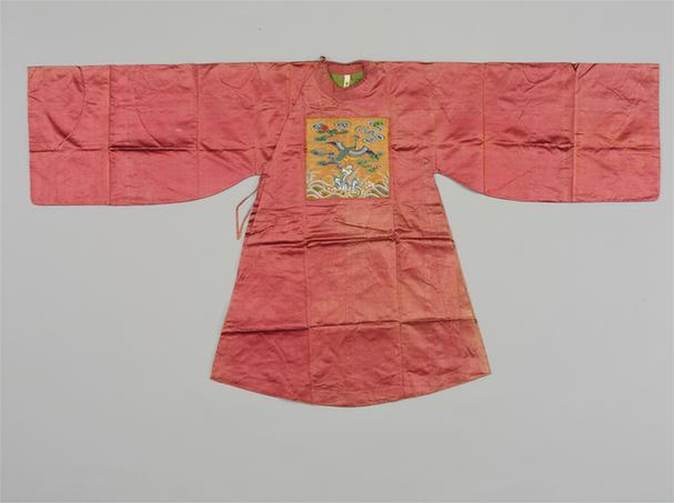 酱色素缎缀平金地彩绣鸂鵣纹方补女官衣