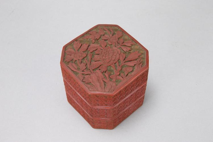 剔彩牡丹飞鸟纹二层八方套盒