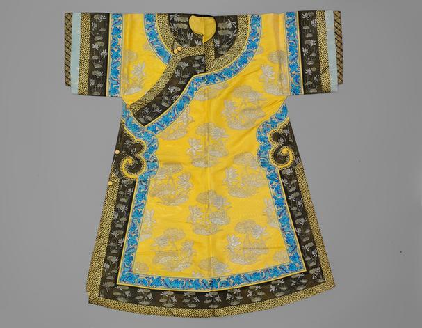 明黄色直径纱绣金银荷花纹单氅衣