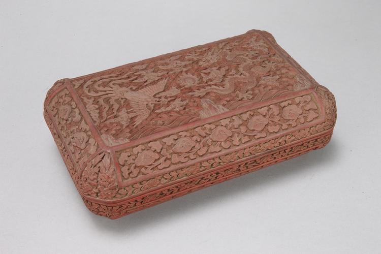 乾隆款剔红龙凤纹长方盒