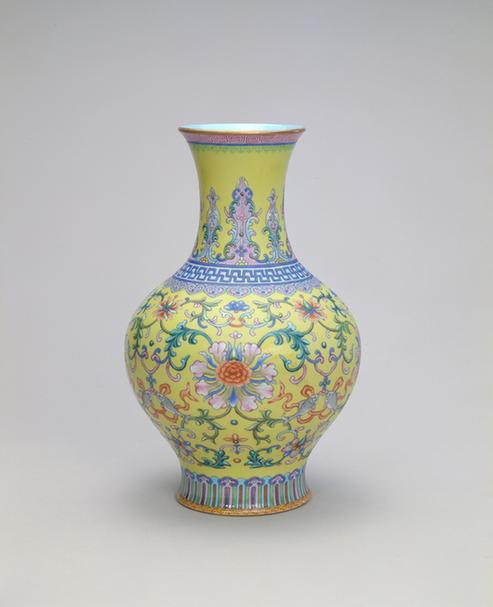 乾隆款黄地粉彩花卉鱼纹瓶