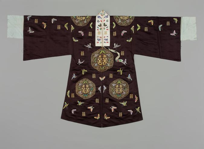 酱色缎绣百蝶金十团双喜字纹女帔