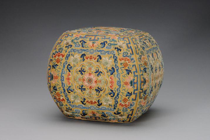 黄色江绸绣蝠勾莲夔纹迎手