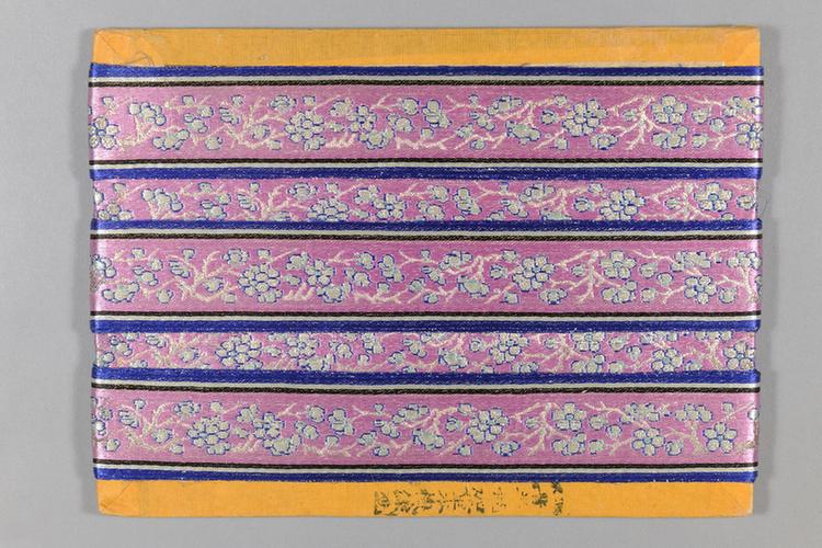 雪灰色缎地三蓝梅花纹绦