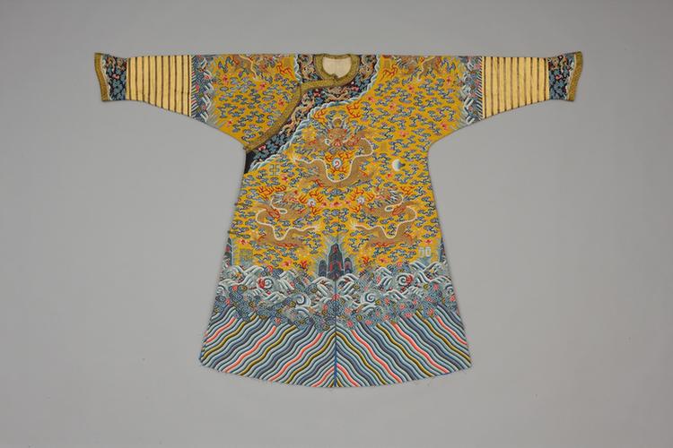 明黄色缂丝彩云蝠金龙纹珍珠毛皮男龙袍