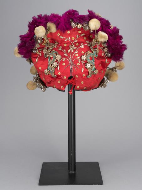 紫色缎串玻璃珠龙花蝶纹带白绒球鸭尾巾