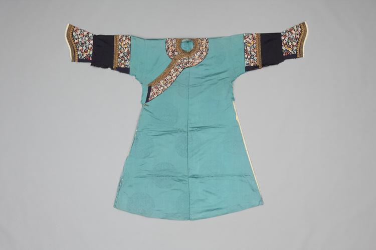 绿色团龙纹暗花缎绣梅蝶纹袍拆片