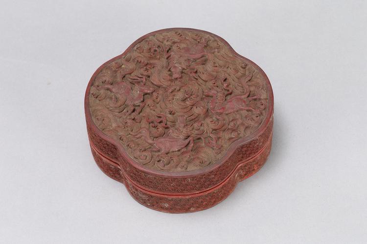 剔红海马纹四棱盒