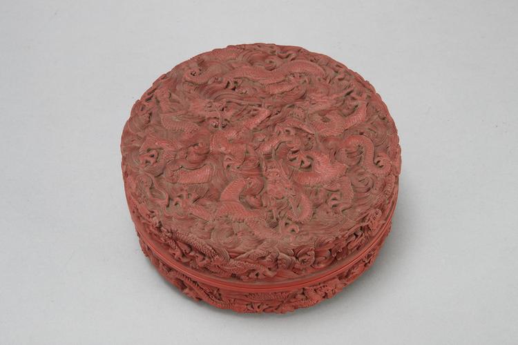 乾隆款剔红双面十二龙纹圆盒
