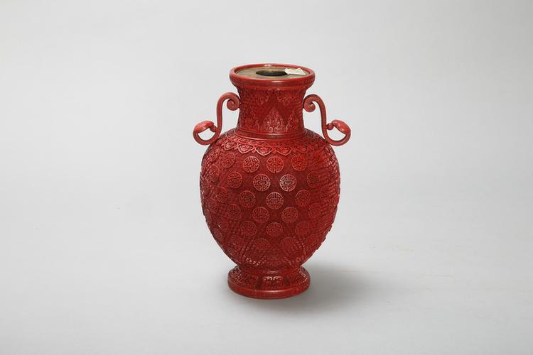 剔红团寿纹如意耳瓶