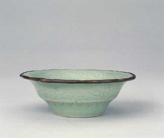 宣德款仿龙泉釉划花碟