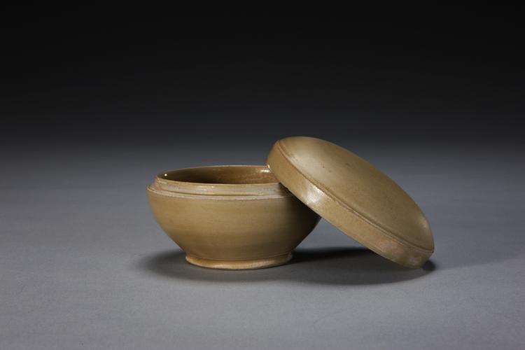 越窑青釉刻莲花纹盒