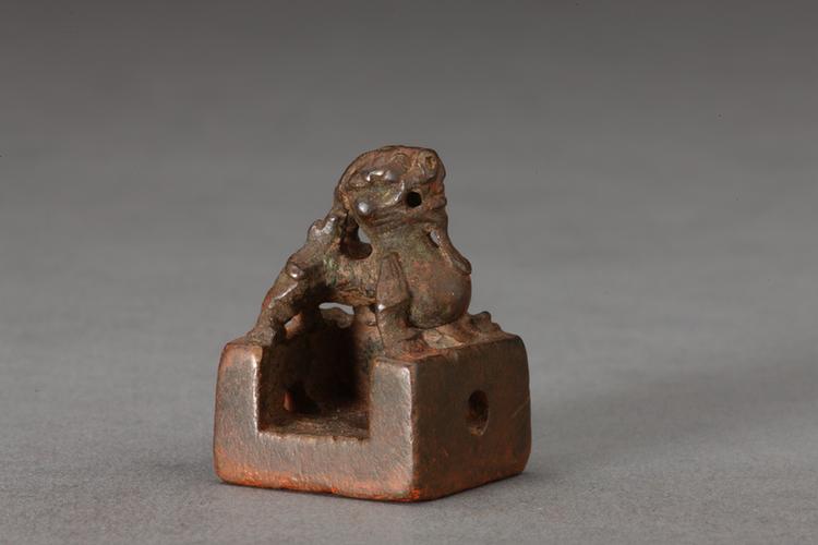 “河间武桓刘芝字伯行”辟邪钮铜印