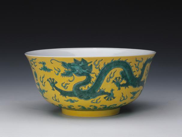 道光款里白釉外黄地绿彩云龙纹碗
