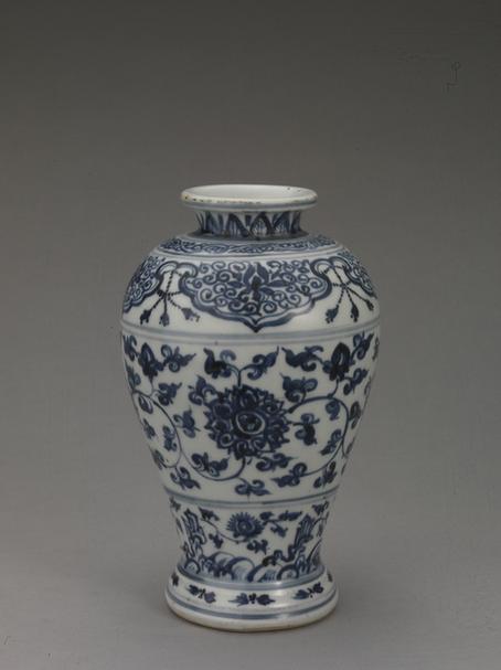 青花缠枝莲纹梅瓶