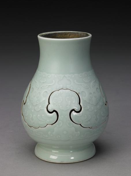 乾隆款粉青釉印花夔纹交泰尊