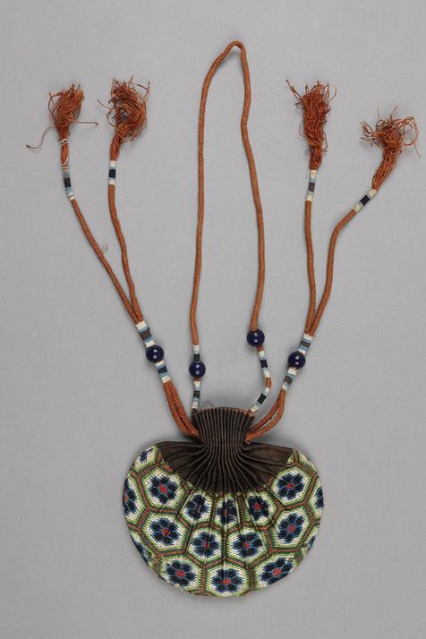 香色缎口铺绒朵花六角纹椭圆荷包