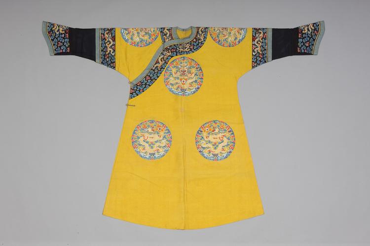 明黄色纱绣八团彩云蝠金龙纹女单龙袍