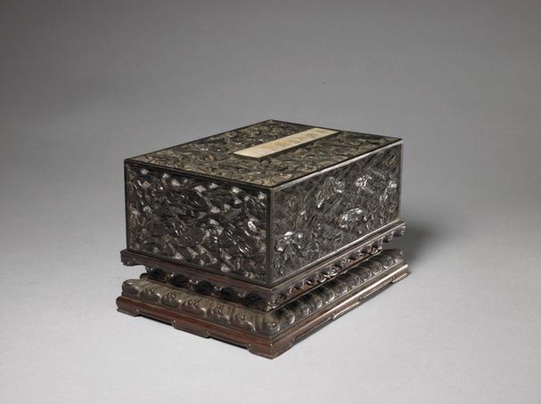 紫檀雕荷莲纹长方盒