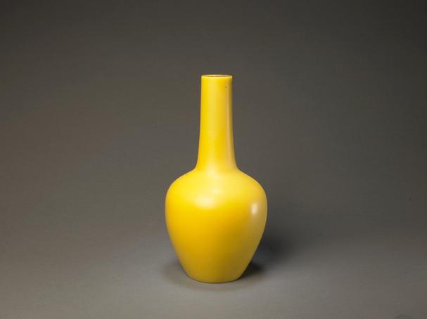 乾隆款黄色玻璃光素直口瓶