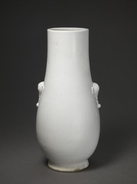 漳州窑白釉象耳回纹尊