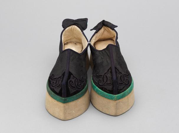 青色缎补绒花卉纹头尖底鞋