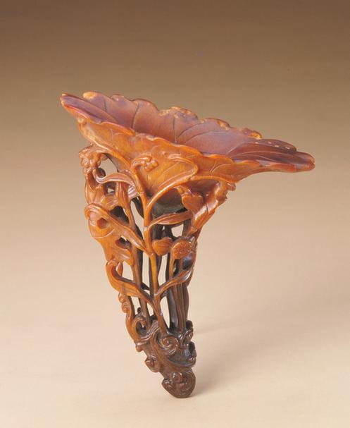 犀角雕荷莲水草纹杯