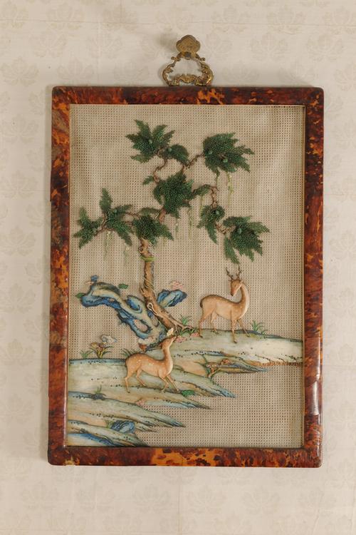 玳瑁边嵌牙松鹤柏鹿图挂屏