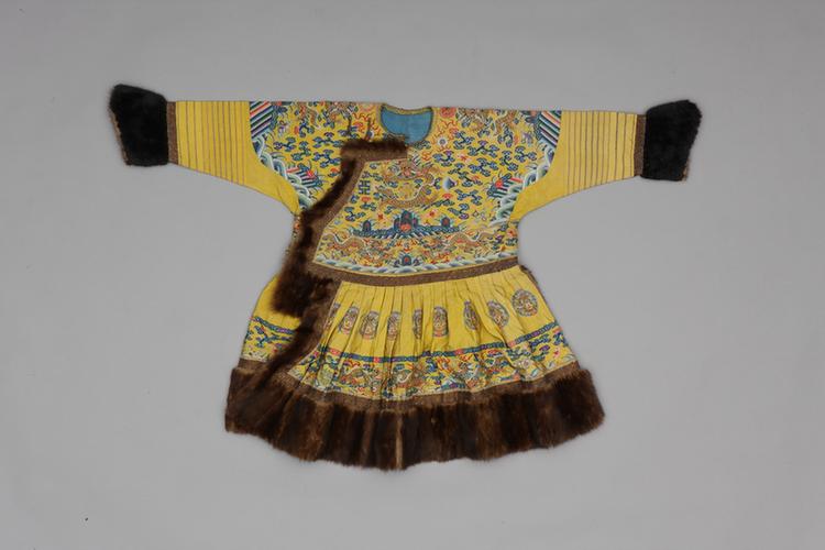 明黄色缂丝彩云金龙纹镶皮边男夹朝袍