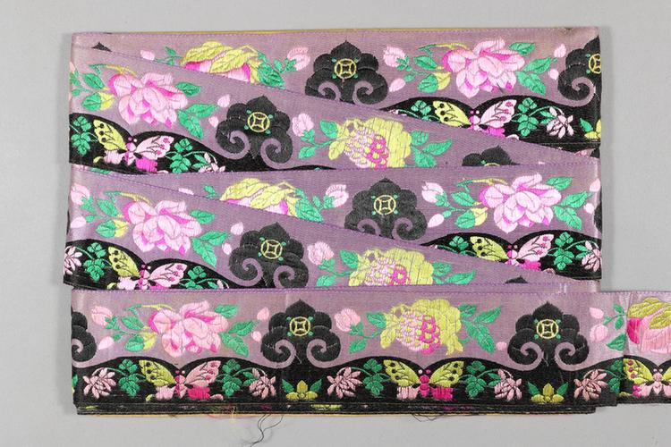 雪灰色缎地花蝶云头石榴桃牡丹纹绦