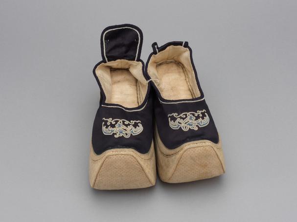 石青色缎缉线绣花卉纹头皂鞋