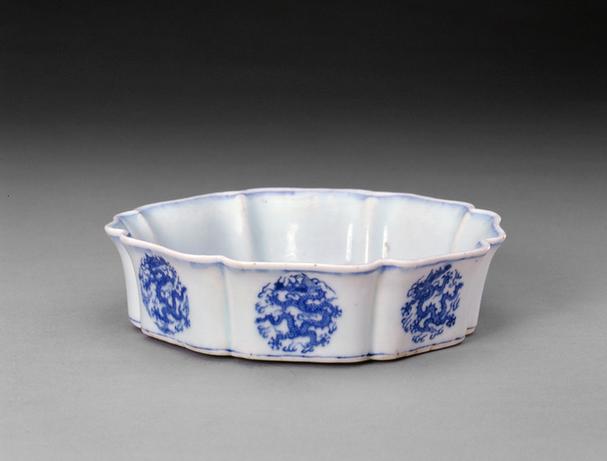 宣德款青花云龙纹菱花式洗