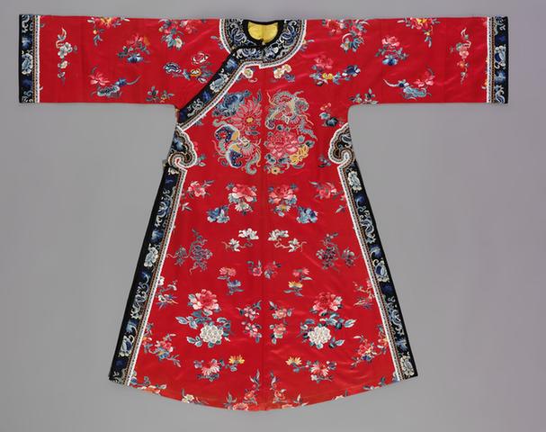 洋红色缎打籽绣牡丹蝶纹夹氅衣