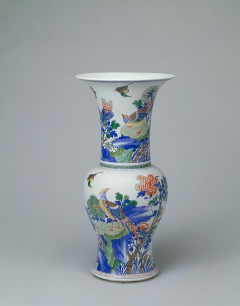 五彩雉鸡牡丹纹尊