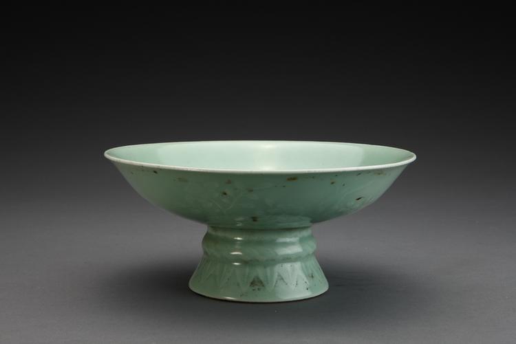 雍正款冬青釉高足碗