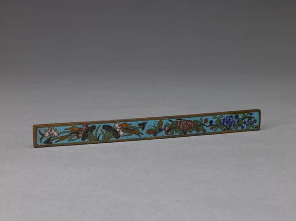 掐丝珐琅四季花卉纹镇纸