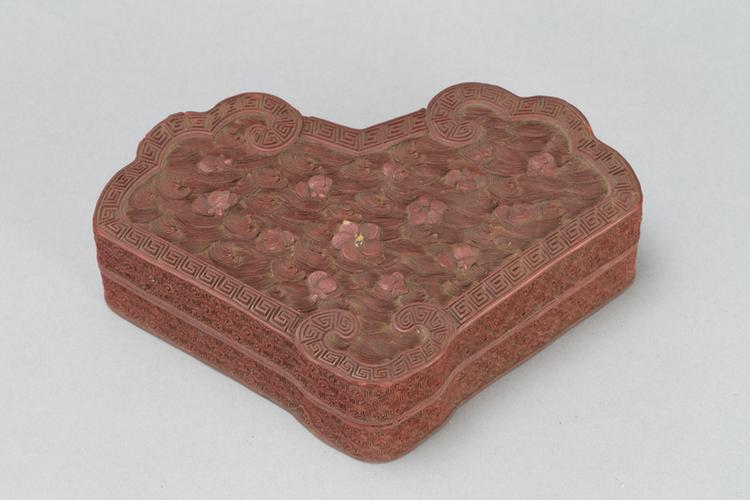 剔红落花流水纹磬式盒