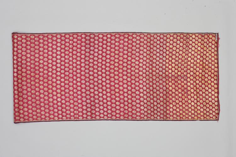 红色小团金花纹回回绸