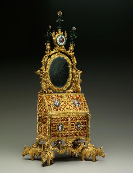 铜镀金犀牛驮梳妆镜表