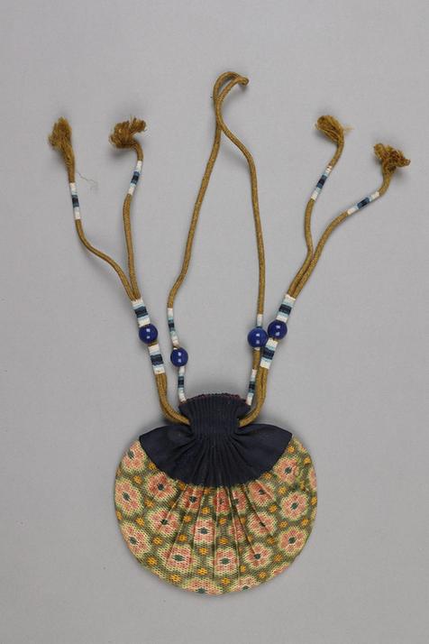 香色缎口铺绒朵花六角纹椭圆荷包